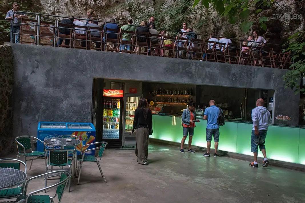 Runde Höhle mit Kioks