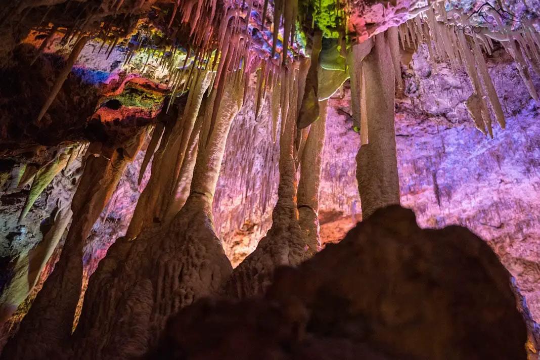 Bunt angestrahlte Tropfsteine