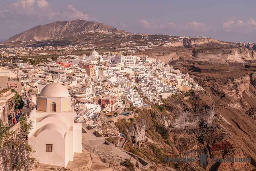 Fira, otro de los mejores lugares donde dormir en Santorini