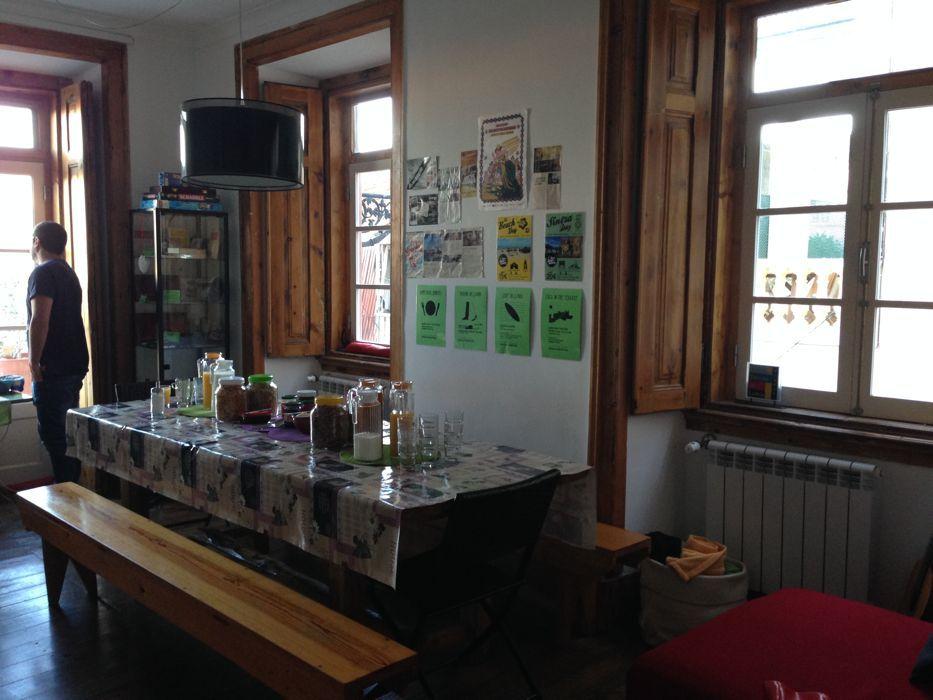 salon comedor this is lisbon hostel