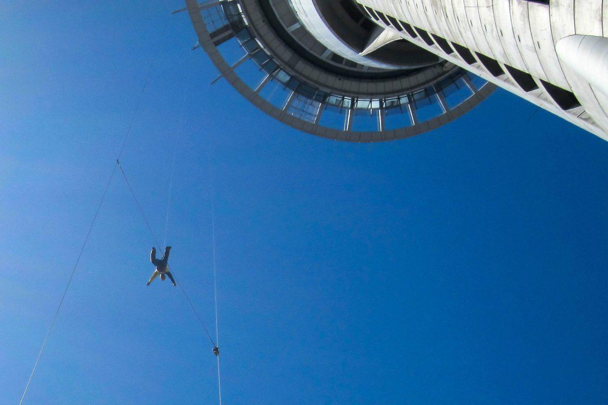 Sky jumpers leap from the top of the Sky Tower from a height of 220 meters, held by a wire rope, with fall speeds of up to 75km/h, Auckland, New Zealand - © FRASHO / franks-travelbox